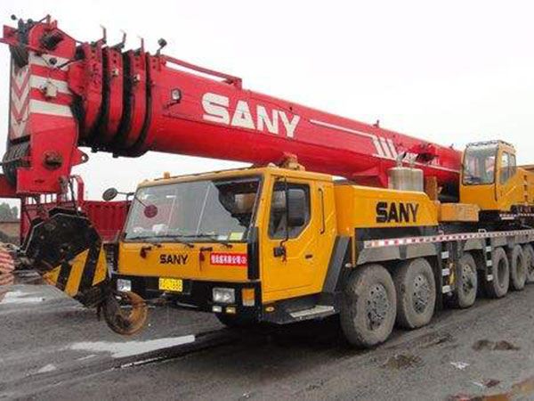 冬季隨車(chē)吊應(yīng)該怎樣保養(yǎng)和操作注意事項(xiàng)？